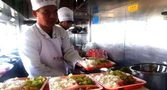 火车上乘客几千人<strong></p>
<p>跌停竞价为何卖不出股票</strong>，为何卖不掉几十份盒饭？内行道出其中“猫腻”