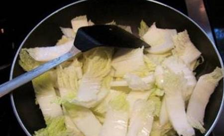 炒白菜<strong></p>
<p>股票不能这样炒</strong>，可不能直接下油锅，不然就“废了”，这样做才入味好吃