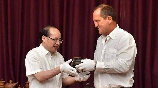 老外打捞出沉船6万件瓷器<strong></p>
<p>卖老外虚拟币</strong>，我国专家想2.8亿买下，老外：文物不卖