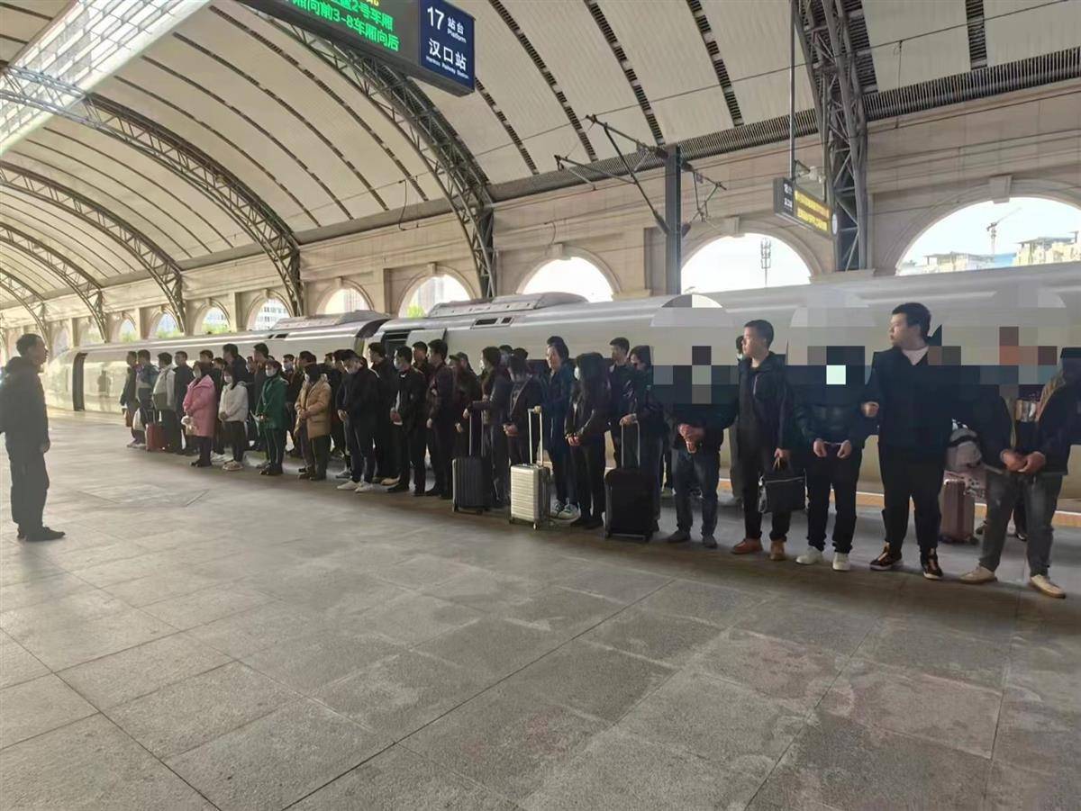 购买虚拟币洗钱10亿元<strong></p>
<p>炒虚拟币币</strong>！27人“跑分洗钱”团伙被一锅端