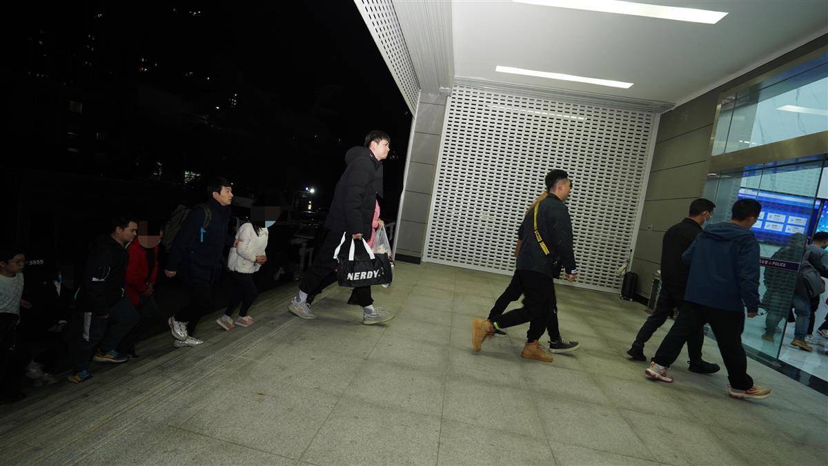 购买虚拟币洗钱10亿元<strong></p>
<p>炒虚拟币币</strong>！27人“跑分洗钱”团伙被一锅端