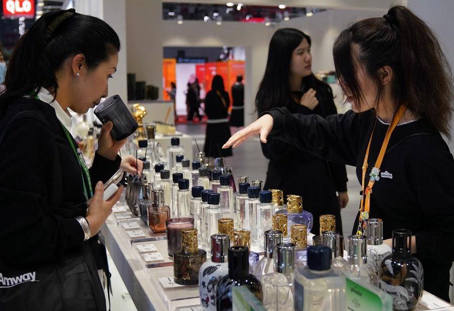 (CIIE) Xinhua Headlines: China's import expo yields record-breaking deals, boosts global economy