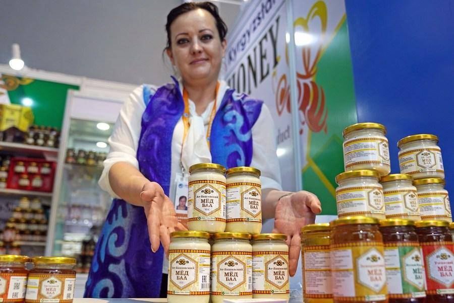 (CIIE) Xinhua Headlines: China's import expo yields record-breaking deals, boosts global economy