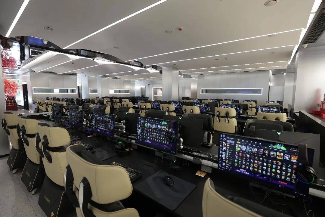 网咖产业大浪淘沙｜新世代网吧近两百台电脑竟然全面采用i9-14900K<strong></p>
<p>网咖</strong>！