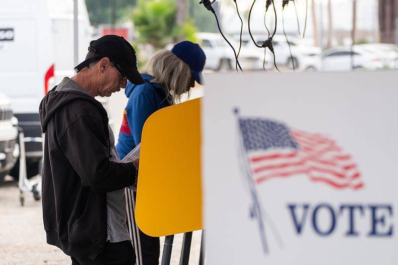 美国最新民调显示:大多数选民认为美国民主正受到威胁