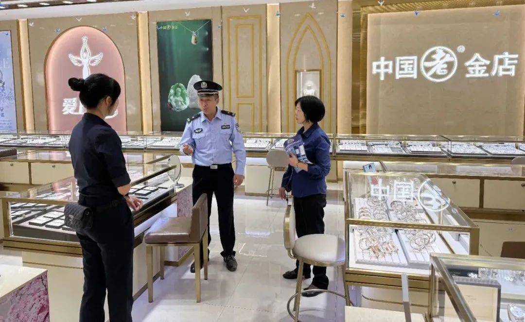 柳州女子到柳南万达买3万元黄金<strong></p>
<p>哥伦虚拟币</strong>，不挑款不问价，店员吓到报警！