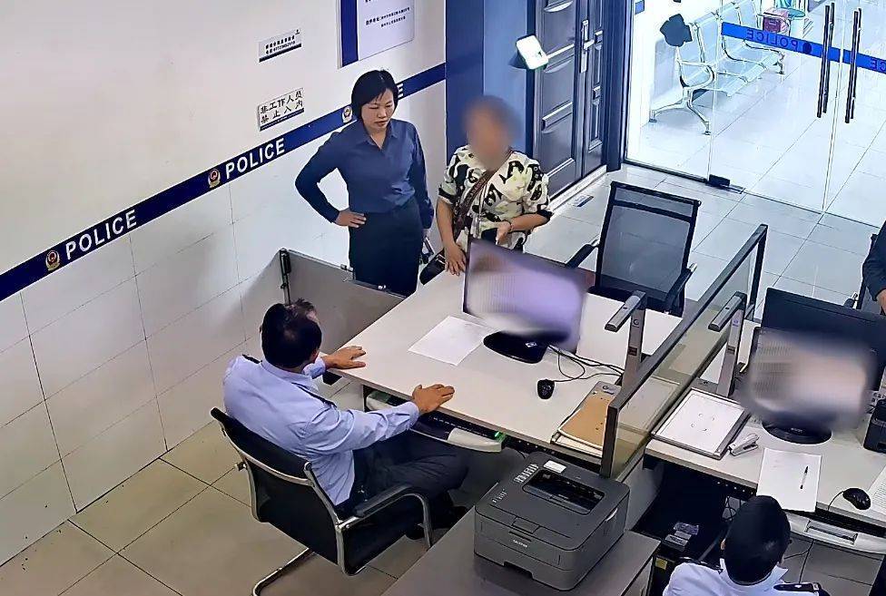 柳州女子到柳南万达买3万元黄金<strong></p>
<p>哥伦虚拟币</strong>，不挑款不问价，店员吓到报警！