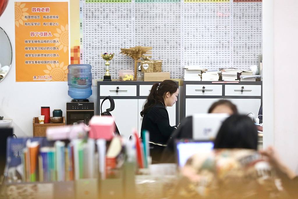 班主任放狠话“全家死了就不用签字”<strong></p>
<p>虚拟币取钱</strong>，被调岗或许是福报