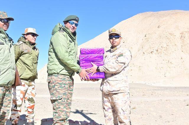 中印边境完成撤军<strong></p>
<p>虚拟币取钱</strong>，双方士兵互换礼物！美国又怒了，下令收割印度