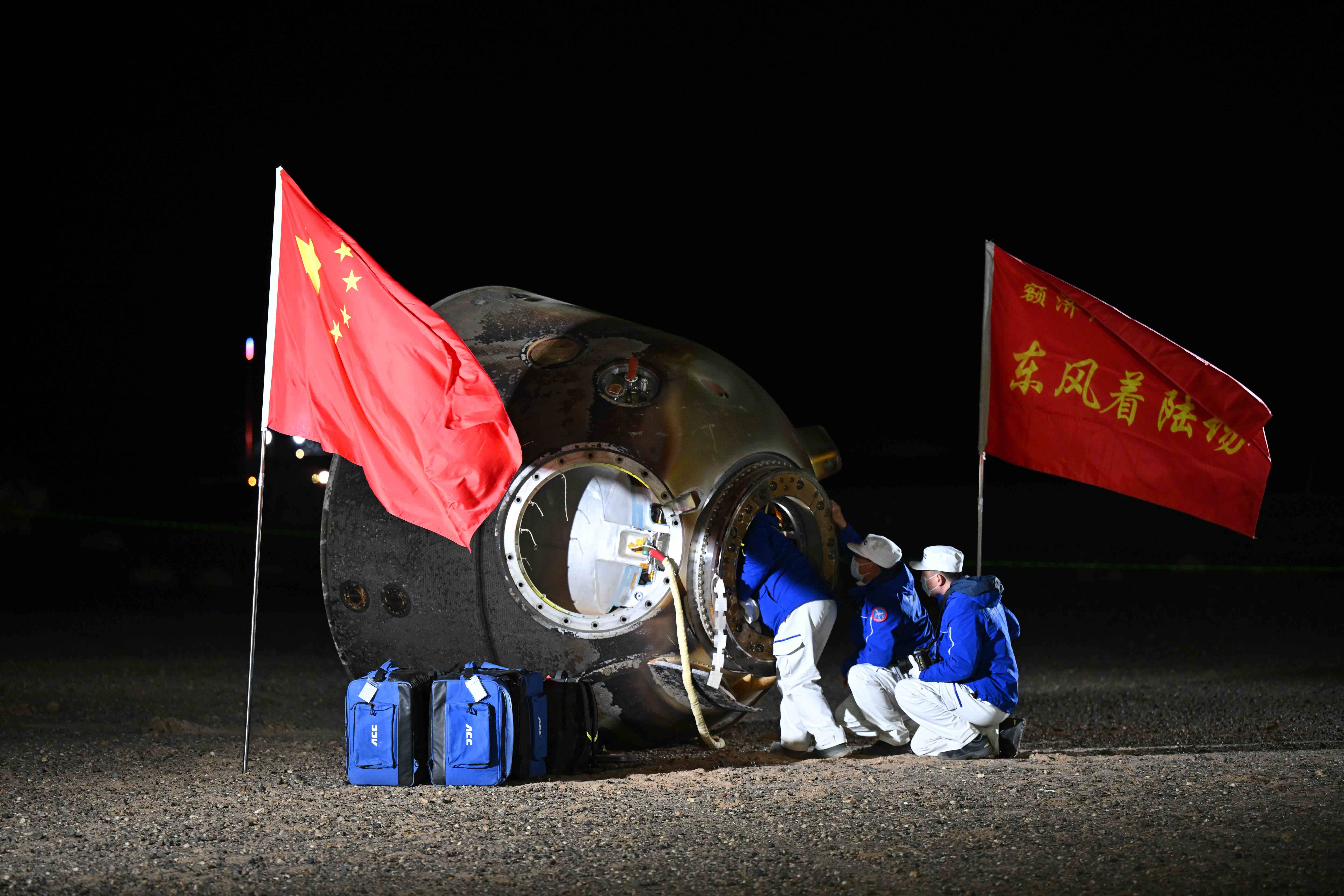 返回舱着陆最后一米<strong></p>
<p>虚拟币人民</strong>，4台着陆反推发动机10毫秒内同时点火