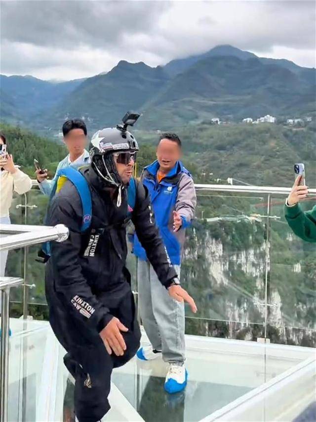 视频疯传！外国男子云南跳伞开伞失败<strong></p>
<p>虚拟币人民</strong>，急速坠落？景区澄清：视频不完整，开伞成功了