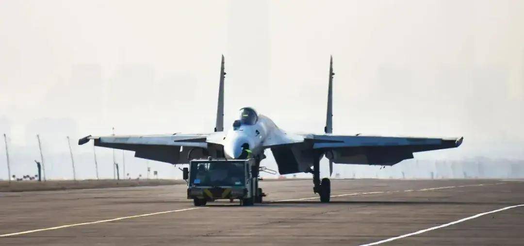 中国首个双航母战斗群横空出世<strong></p>
<p>虚拟币人民</strong>！歼-15B/D居然悄悄装备这么多了？