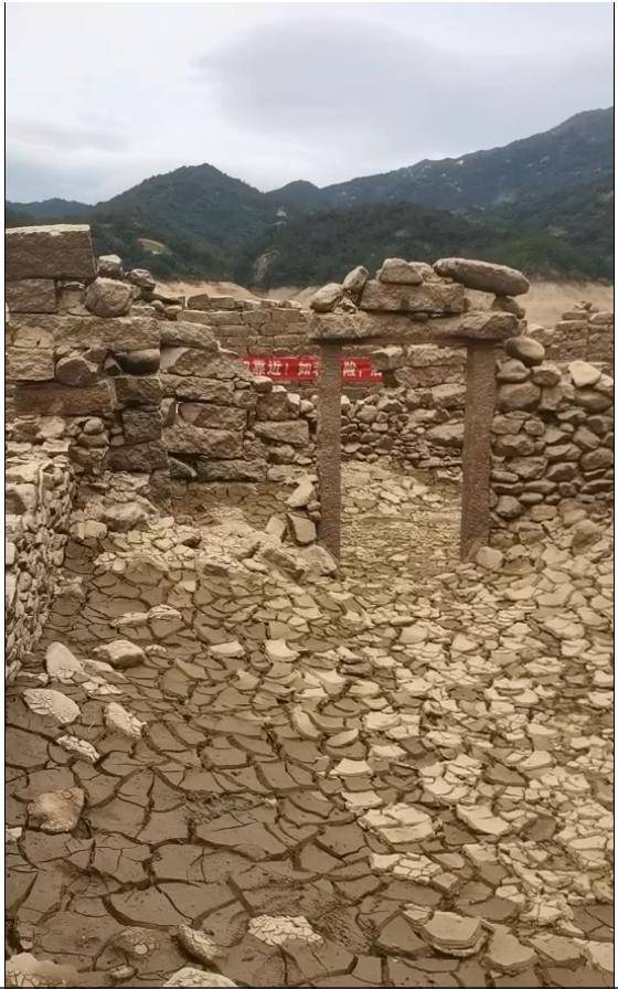 水库枯竭后惊现“古村落遗址”？当地回应：危险<strong></p>
<p>澳波虚拟币</strong>！别去！