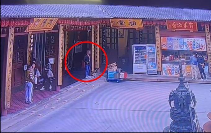 自制缠满双面胶的铁片<strong></p>
<p>马币虚拟</strong>，男子在寺庙内盗窃功德箱被行拘