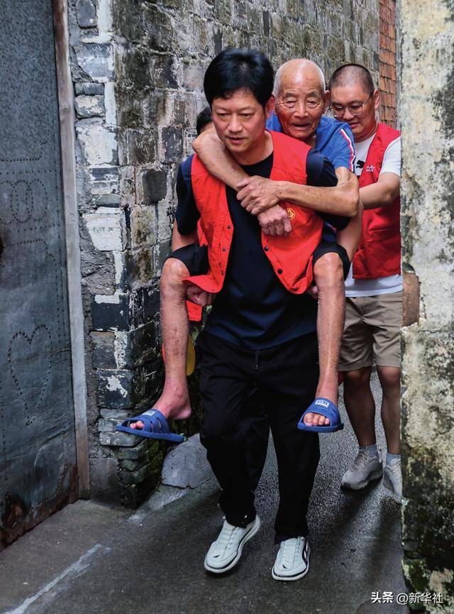 瞭望·治国理政纪事｜“<strong></p>
<p>虚拟币寸头</strong>我也是个老基层”