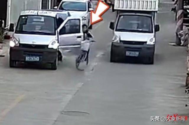 男孩骑单车遭遇“开门杀”<strong></p>
<p>虚拟币个税</strong>，摔倒后又被小货车碾压 广东汕头有关部门：及时送医，无生命危险