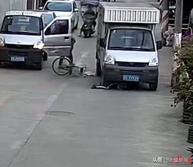 男孩骑单车遭遇“开门杀”<strong></p>
<p>虚拟币个税</strong>，摔倒后又被小货车碾压 广东汕头有关部门：及时送医，无生命危险