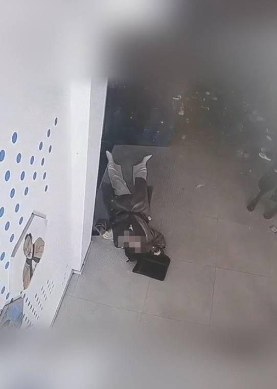 河南一大学老师心脏骤停晕倒<strong></p>
<p>虚拟币个税</strong>，女学生按压施救：我也很害怕，看到老师好转激动手抖