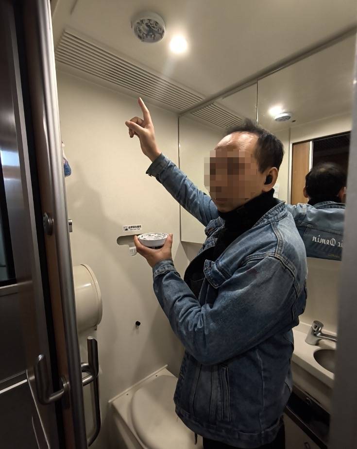 男子为了在动车抽烟防止被查<strong></p>
<p>炒币虚拟盘</strong>，竟把烟雾报警器给拆了！铁警：拘留