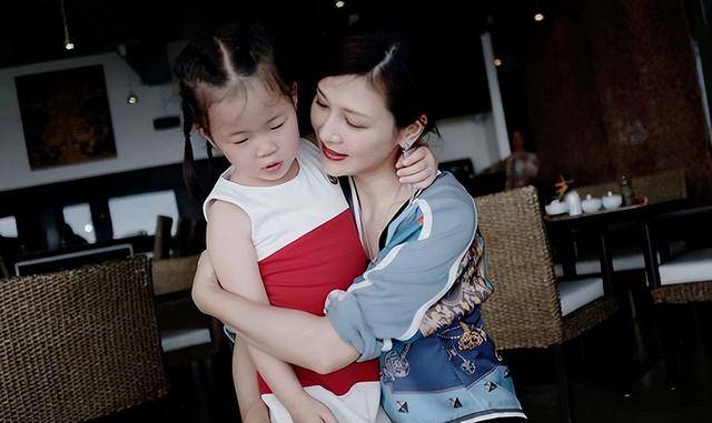富商周旭辉<strong></p>
<p>到币虚拟币</strong>，44岁娶小12岁女星童蕾，获刑3年后，妻女过得如何？
