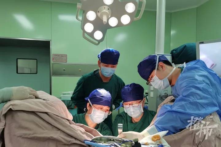 “我肚子里有个东西<strong></p>
<p>虚拟币群主</strong>，是活的！”浙江78岁奶奶一句话惊呆众人
