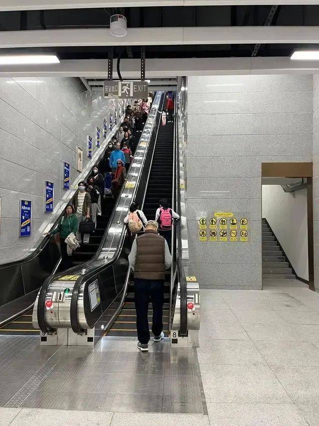 广州出现“超迷你”地铁口<strong></p>
<p>虚拟币付款</strong>，仅容两人并排走