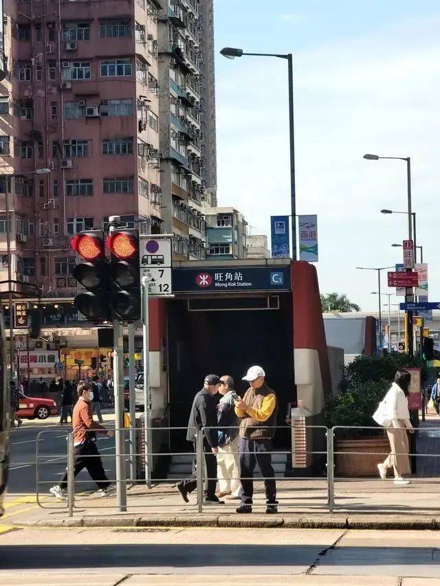 广州出现“超迷你”地铁口<strong></p>
<p>虚拟币付款</strong>，仅容两人并排走