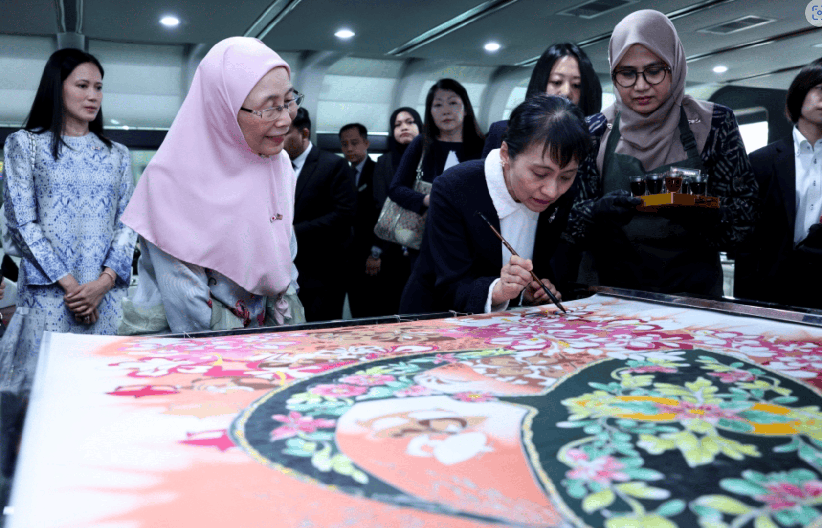 日本“第一夫人”外交首秀引关注：比丈夫人气更高<strong></p>
<p>虚拟币om</strong>，在大学校园一见钟情