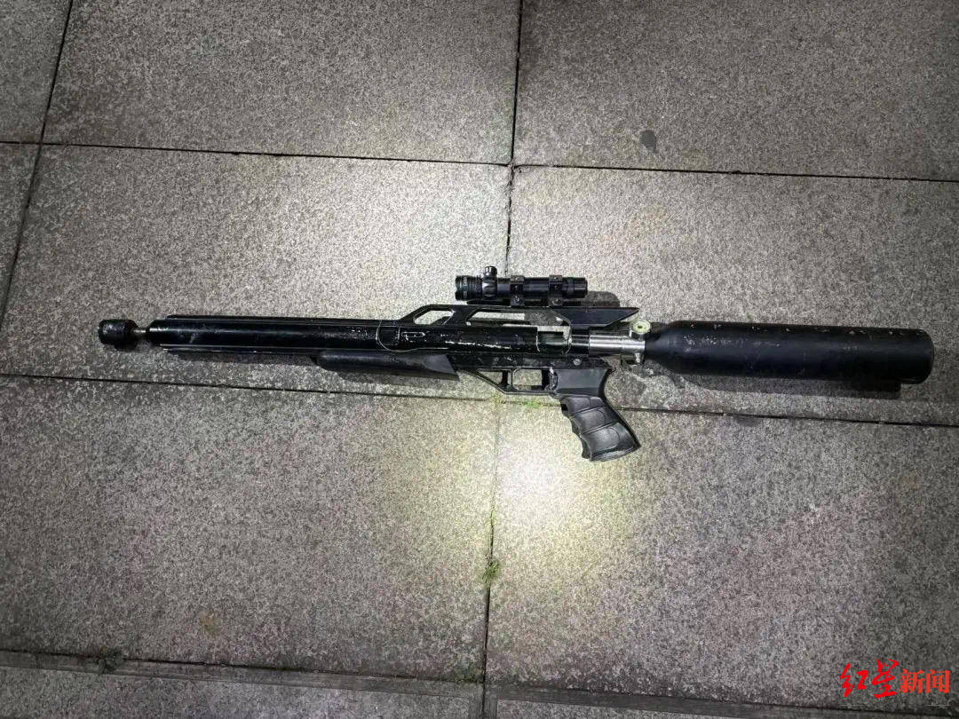 男子车内放疑似枪支遇检查强行冲卡致一辅警被拖行受伤<strong></p>
<p>虚拟币追查</strong>，已被抓获！“枪支”正在鉴定