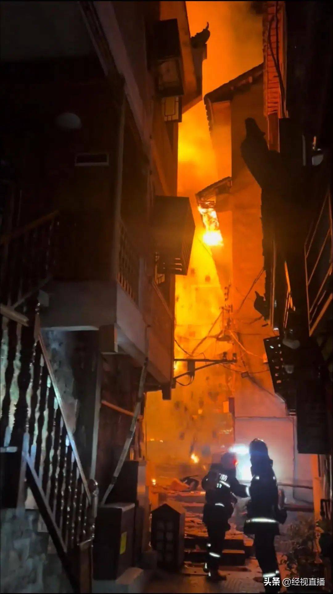 凤凰古城一建筑深夜起火：有游客穿睡衣逃生<strong></p>
<p>虚拟币私盘</strong>，当地多部门调查