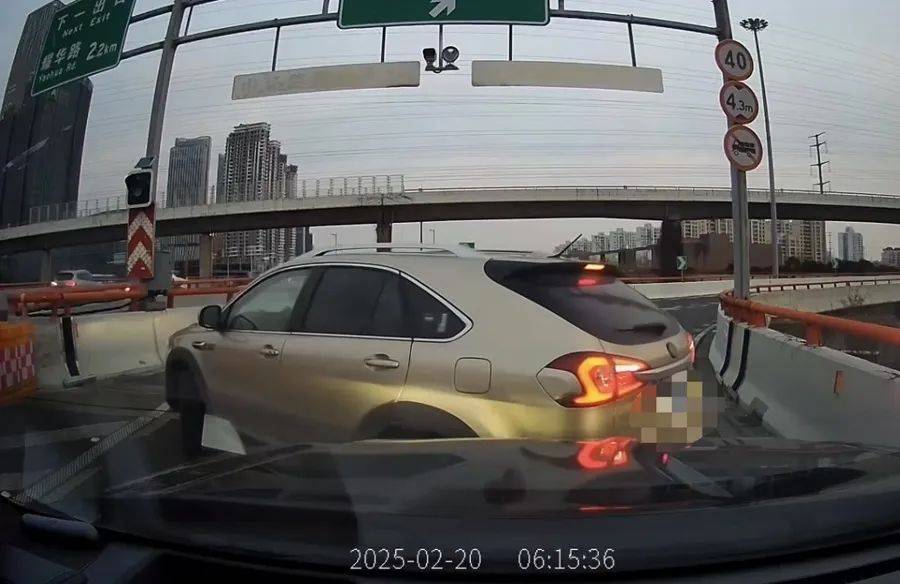 离谱！事发上海高架<strong></p>
<p>股与虚拟币</strong>，一SUV开错路，竟原地掉头逆行