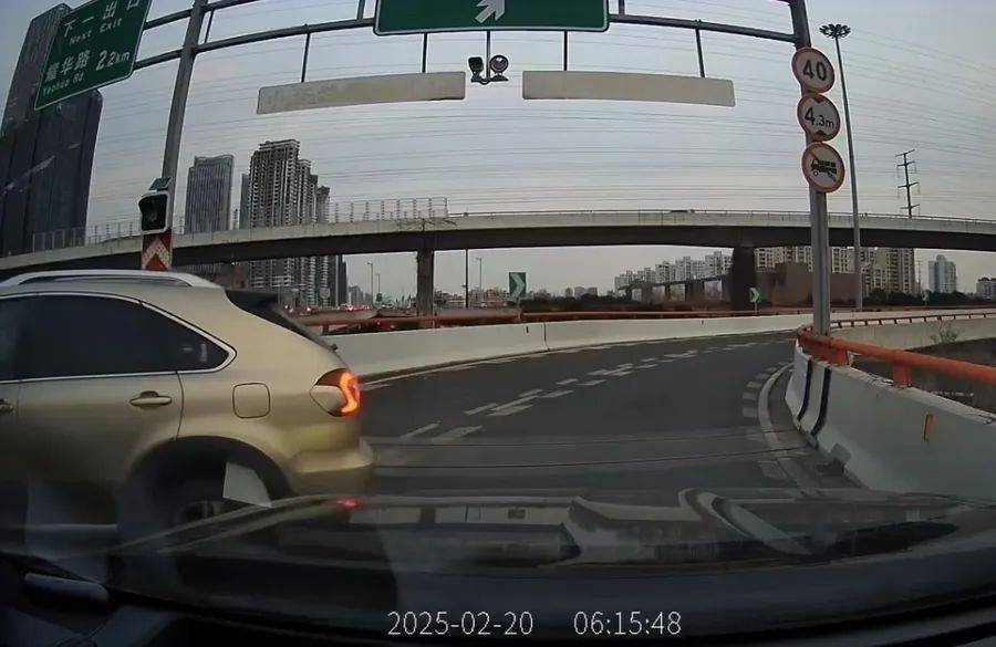 离谱！事发上海高架<strong></p>
<p>股与虚拟币</strong>，一SUV开错路，竟原地掉头逆行