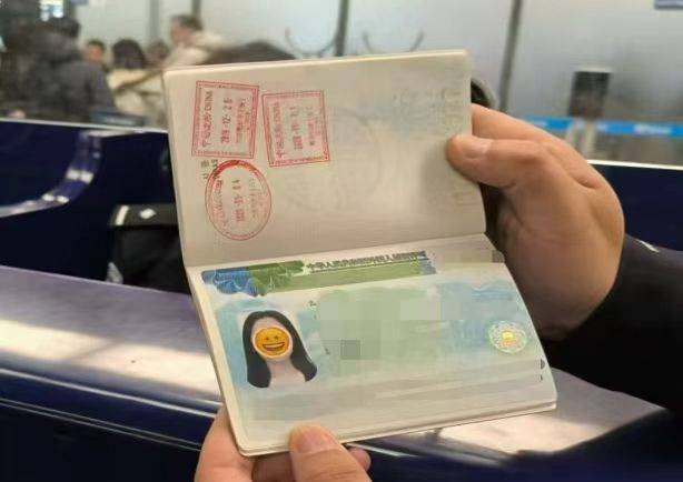 别因“颜值”误大事！用贴纸遮挡护照照片<strong></p>
<p>手办虚拟币</strong>，或被拒绝入境