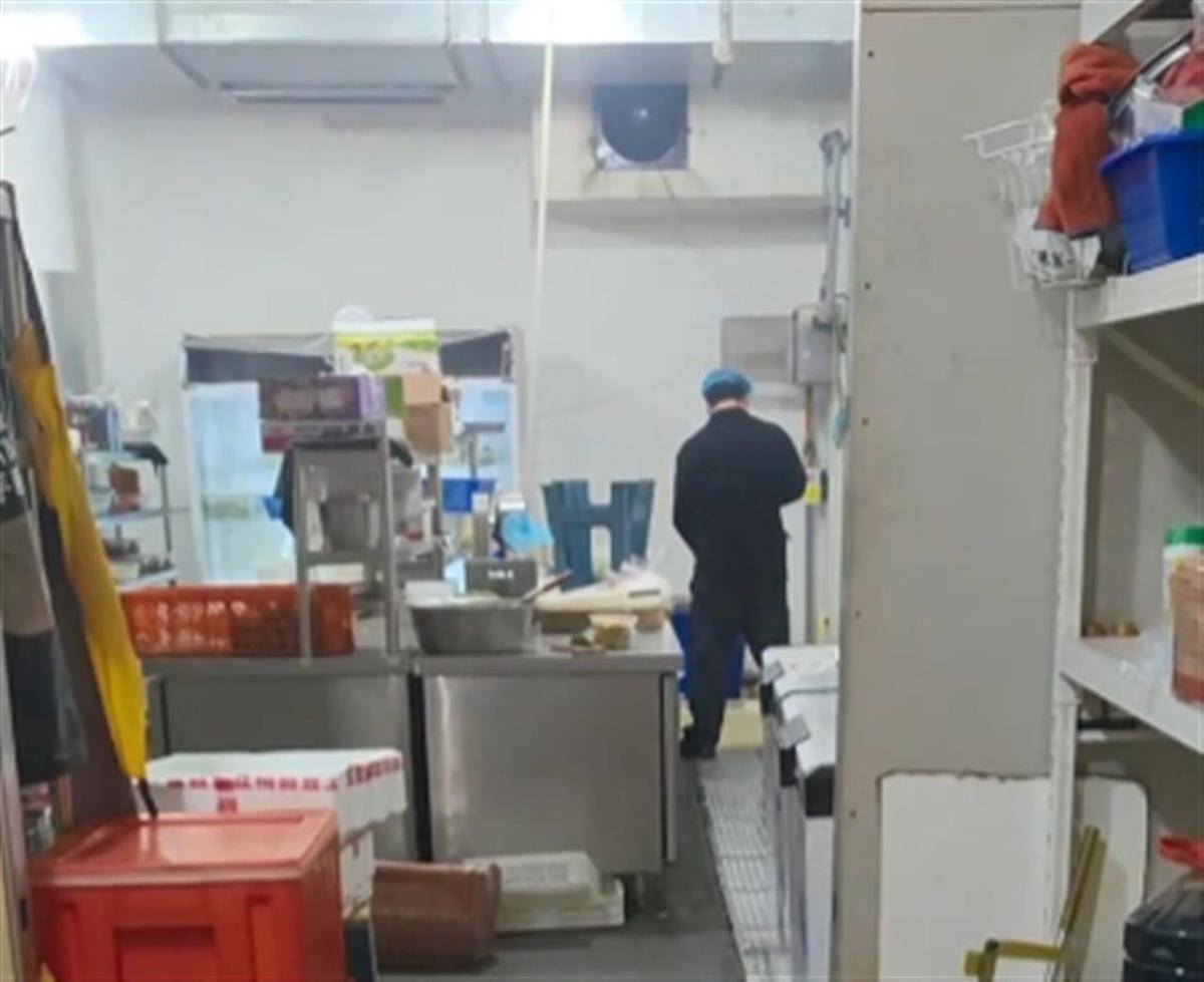济南一餐厅被举报员工在后厨小便<strong></p>
<p>虚拟币代刷</strong>，老板否认，市监部门介入调查