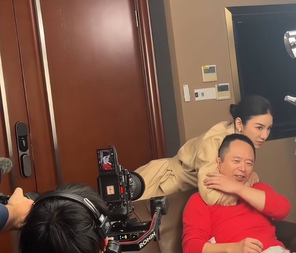 周鸿祎回应参演的短剧辣眼睛：黄奕诱惑<strong></p>
<p>实盘虚拟币</strong>我的剧情是DeepSeek设计的