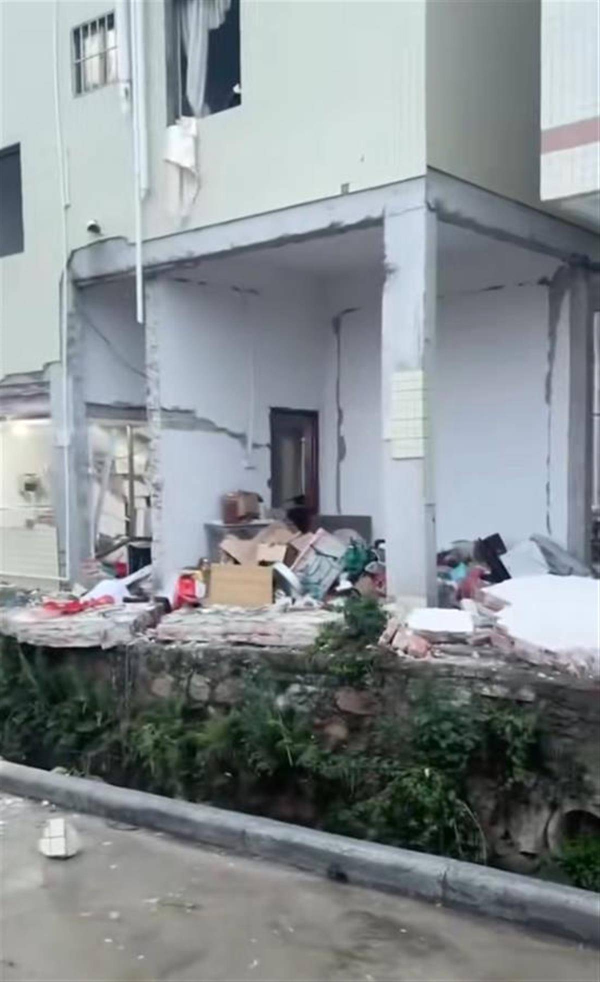 广东珠海一民房发生爆炸<strong></p>
<p>大连虚拟币</strong>，墙体砖块散落一地，官方：暂无人员伤亡报告