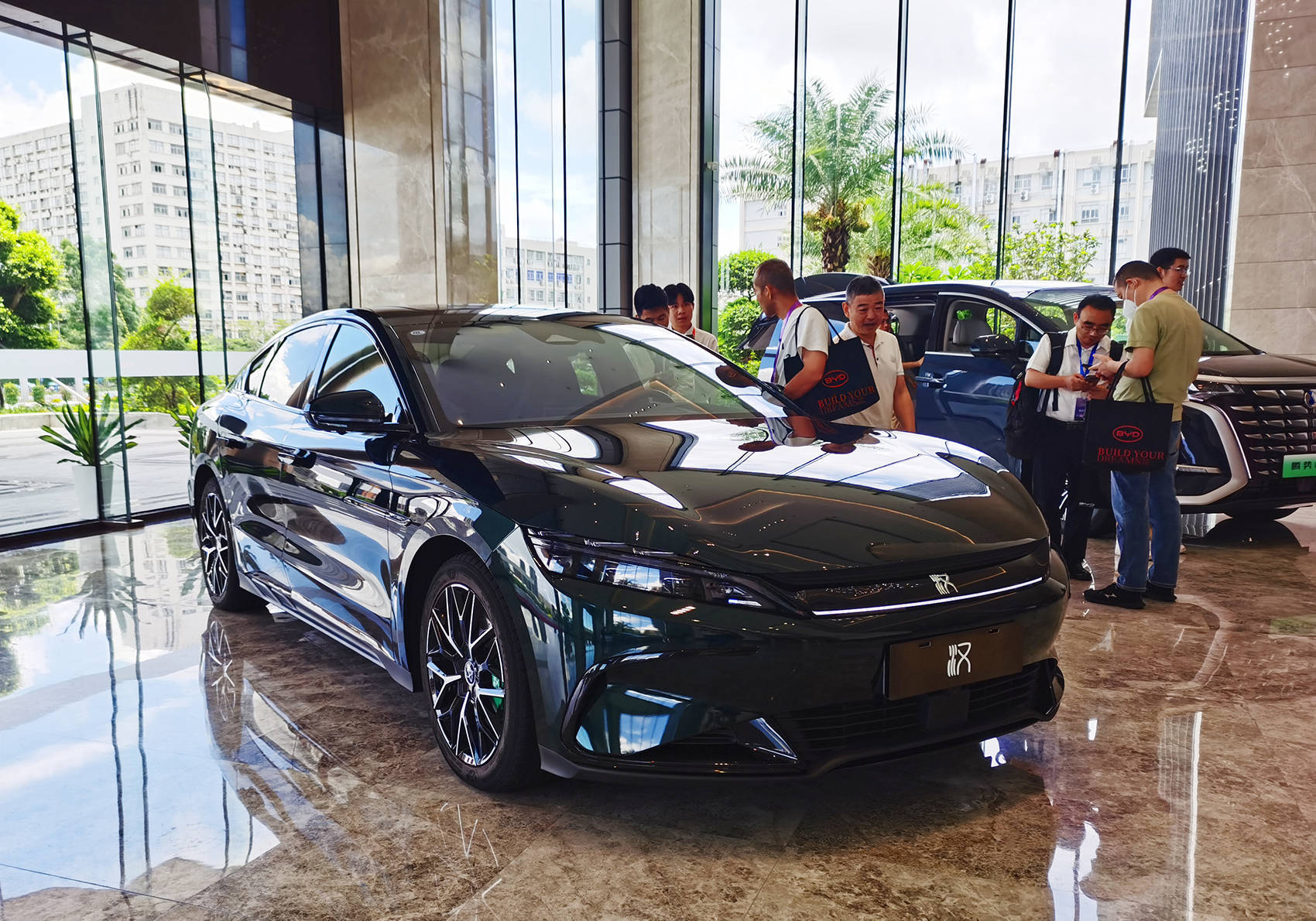营收7771亿元<strong></p>
<p>虚拟币配权</strong>，超越特斯拉！刚刚，比亚迪炸裂发布：拟派现超120亿元