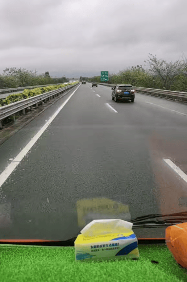 网友称高速路上“无奈倒车7公里”<strong></p>
<p>灰度虚拟币</strong>，广东高速：拥堵或与清明将至有关