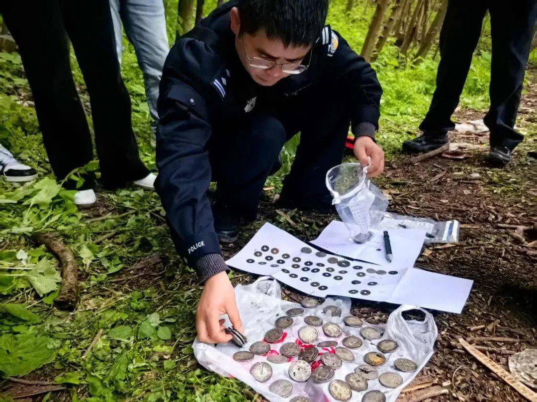 男子偷到假古币怒掷河中<strong></p>
<p>虚拟币破获</strong>，到派出所 “打听风声”自投罗网