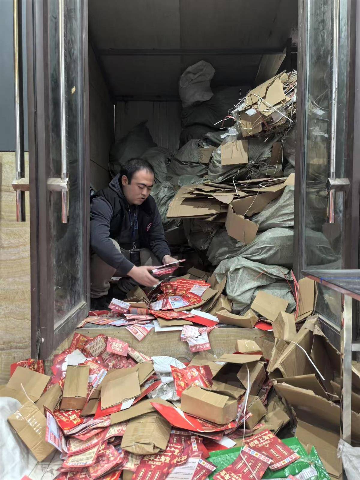 他发出的81万件快递全是电诈卡片<strong></p>
<p>虚拟币故事</strong>！武汉江岸警方破获特大诈骗案