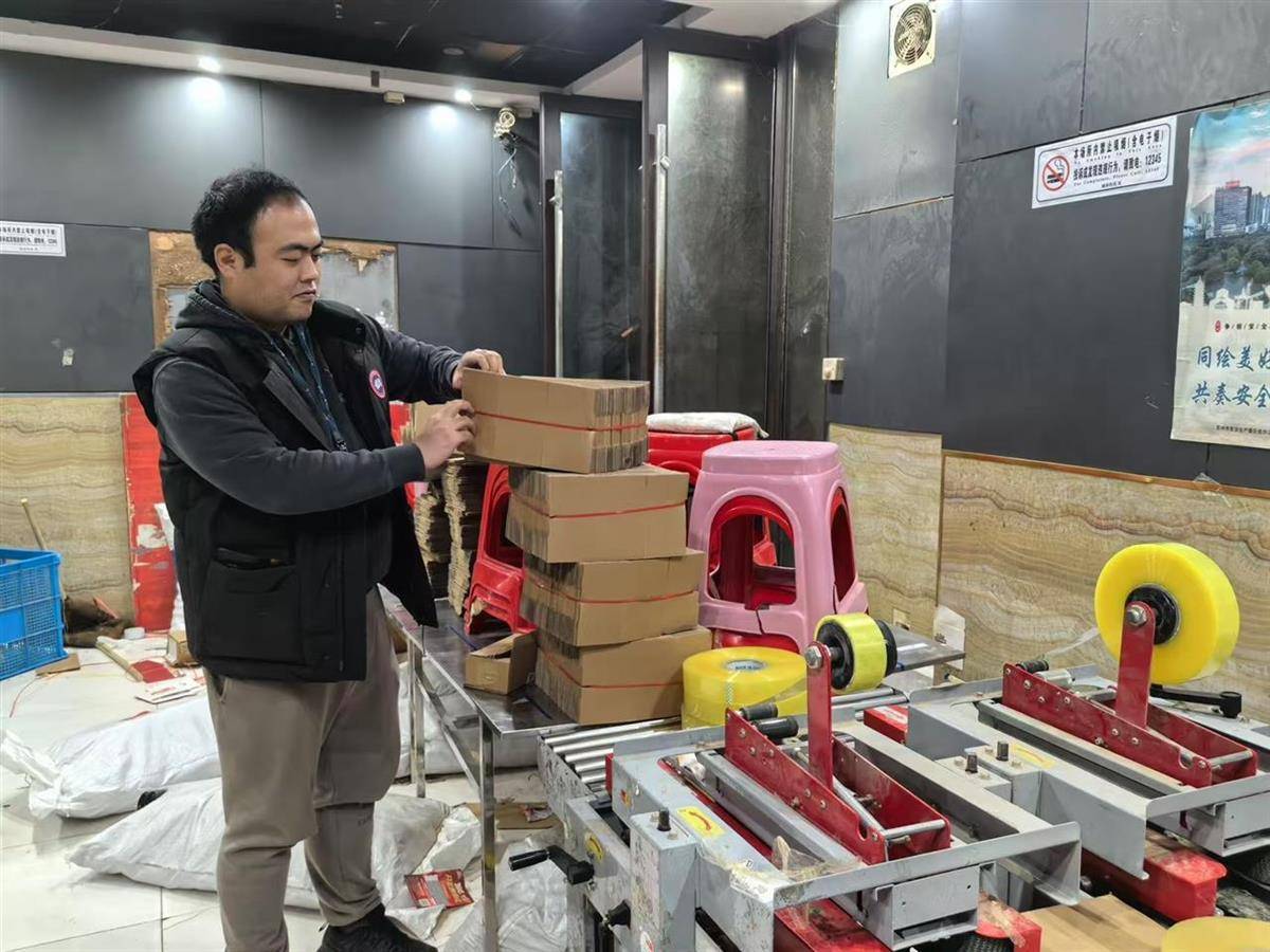 他发出的81万件快递全是电诈卡片<strong></p>
<p>虚拟币故事</strong>！武汉江岸警方破获特大诈骗案