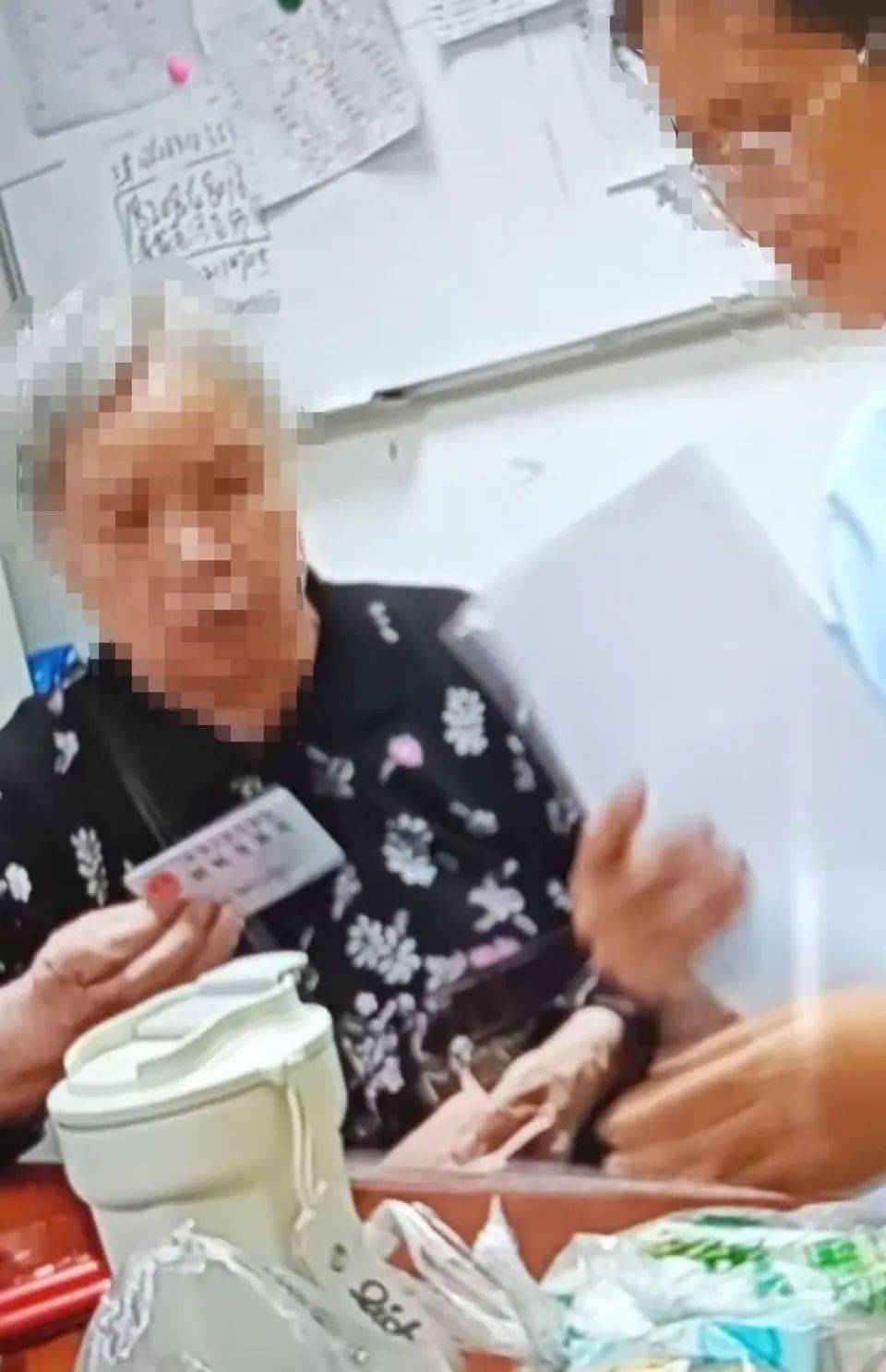 84岁老太被大女儿带出养老院<strong></p>
<p>虚拟币故事</strong>，取光40万存款！小女儿：养老院应担责