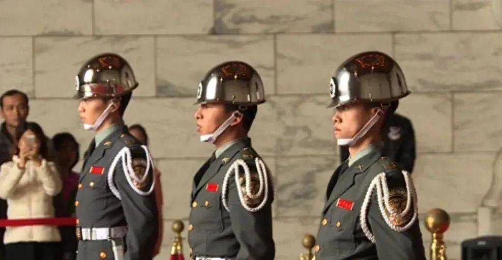 6名台军举五星红旗<strong></p>
<p>极域虚拟币</strong>，拒为台独当炮灰，台媒：赖清德卫兵也要投诚