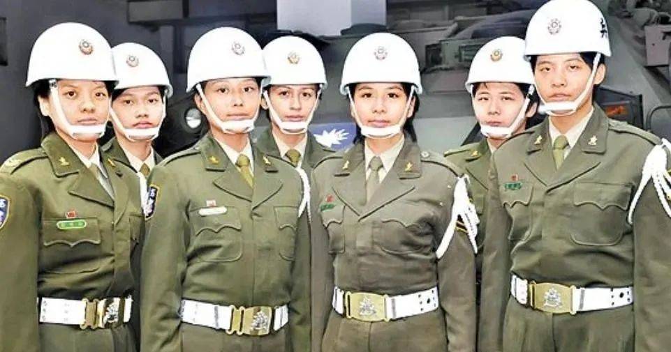 6名台军举五星红旗<strong></p>
<p>极域虚拟币</strong>，拒为台独当炮灰，台媒：赖清德卫兵也要投诚