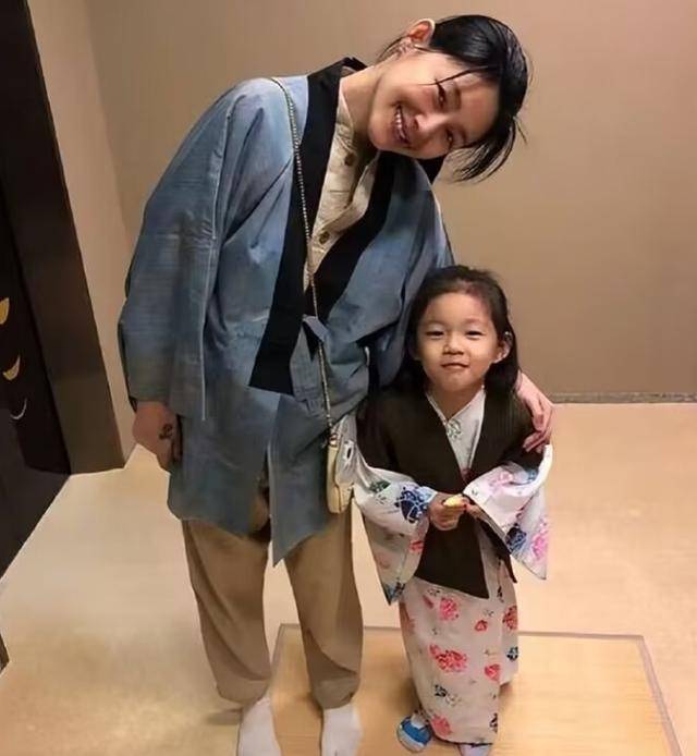 大S儿女回北京<strong></p>
<p>极域虚拟币</strong>，张兰拉着小玥儿逛街，网友夸汪小菲好帅