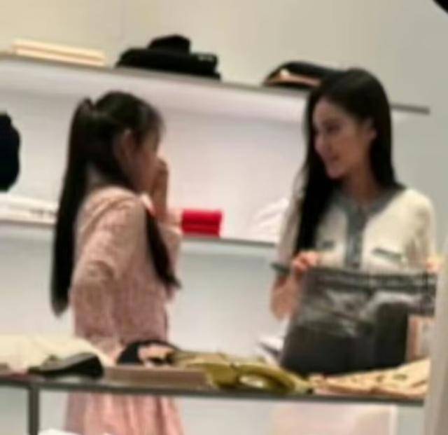 大S儿女回北京<strong></p>
<p>极域虚拟币</strong>，张兰拉着小玥儿逛街，网友夸汪小菲好帅