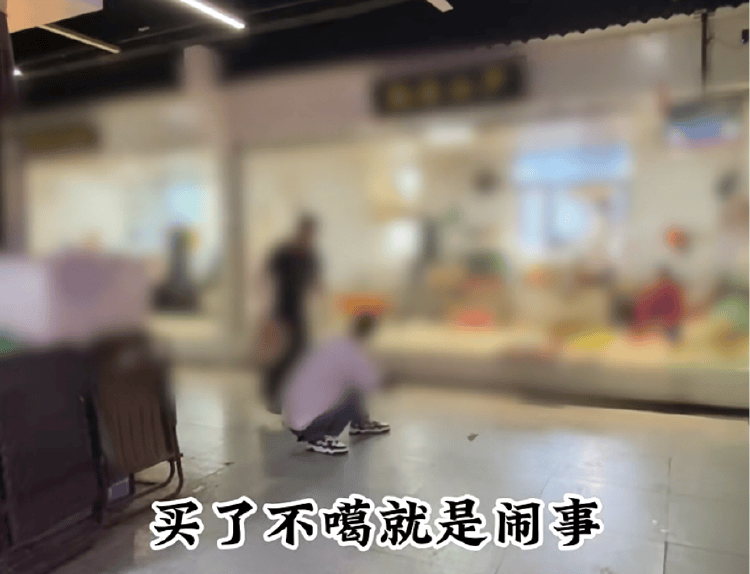 男子买鱼拒杀遭暴力殴打<strong></p>
<p>悟空虚拟币</strong>，摊主叫嚣“不杀是闹事”“打死你”，警方回应
