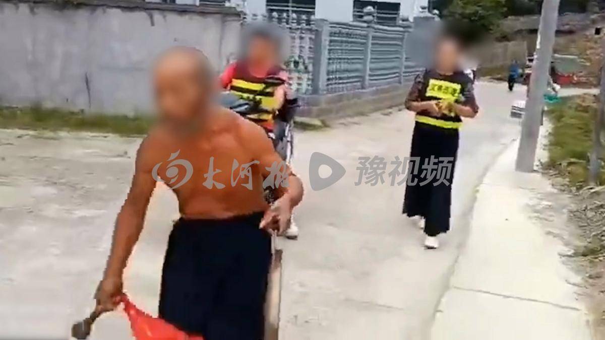 老人当街敲锣认错高喊“大家都莫向我学习”<strong></p>
<p>牛玩虚拟币</strong>，村委会回应