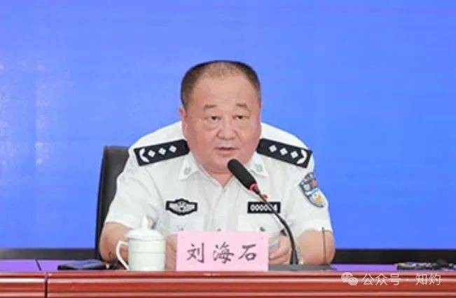 突发<strong></p>
<p>牛玩虚拟币</strong>！安徽省公安厅原副厅长主动投案：曾被“上校军医”实名举报多年……