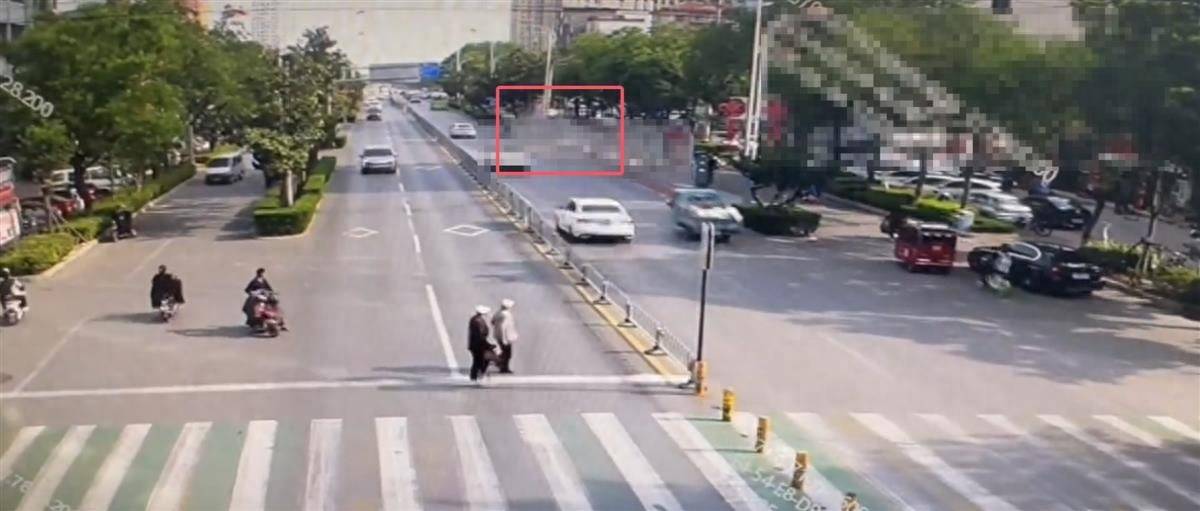 山东滕州一车辆撞向公交站台致多人倒地<strong></p>
<p>虚拟币低保</strong>，肇事司机被控制，案件已移交刑警
